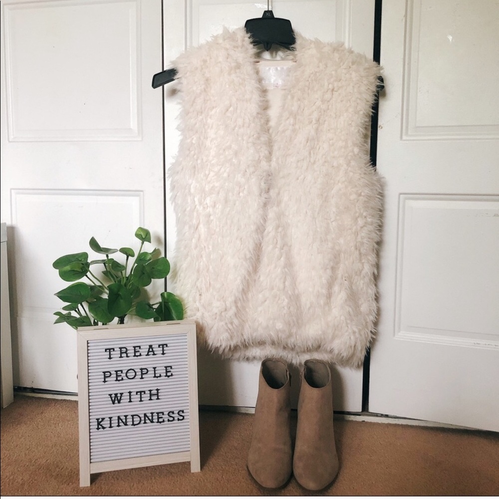FAUX FUR HOODED WHITE SOFT FUZZY VEST NWOT